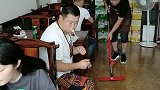 小偷被店员打蒙圈了，哈哈