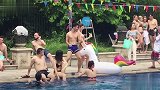 比基尼性感美女泳池派对，少不了我们的独角兽坐骑