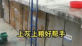 给岳母买的垂直提升机，再也不用帮忙了！哈哈