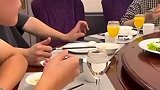 儿子当兵休假，突然出现在家庭聚餐上，家人又懵又开心
