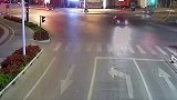 司机醉驾撞人后逃逸 过路小伙驾车狂追2公里截停