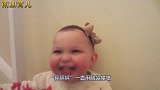 宝宝用大脑袋撞墙，吓坏了一旁的狗子，小娃之后的反应好玩了