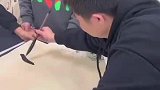 男子快速的写书法，只有书法大师才看的懂，好一个天道酬勤