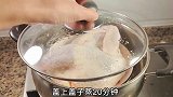 教你广东人隔水蒸鸡的做法，原汁原味，肉质嫩滑，比白切鸡还好吃