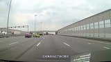前方道路突然堵车，这位女司机的心里慌了，手脚无措