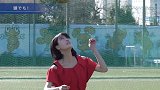 日本短发萌妹球技一点也不差 身穿短裙连续颠球