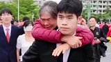 男孩背起妈妈，参加学校成人礼妈妈哭成泪人