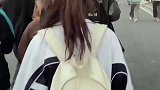 小姑娘那回眸一笑，惹得百花笑常开