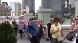 街头树人恶作剧，故意吓街上的路人，路人防不胜防