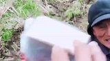挖掘机师傅帮老人开荒地，老人非要送烟，被师傅拒绝