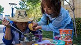 挑战喝柠檬水赢手机，要求喝3勺，不料学生拿出了掏耳勺