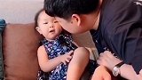 爸爸本来想亲小宝宝，没想到宝宝这么嫌弃，接下来的画面好逗！