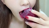 美女小姐姐吃冰冻火龙果，连皮一块往嘴里塞，真担心她闹肚子