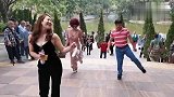 街头艺人一首《情路弯弯》领衔路人鬼步舞嗨起来，老伯看得很认真