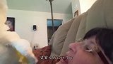 渴疯了的鹦鹉，发现盆里没有水，下一秒直接大发脾气