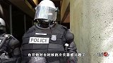 手持狼牙棒，肩扛大宝剑！中国巡警何时开始心仪冷兵器？