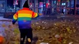 大哥在落叶堆里玩耍的搞笑操作，后面的大叔表示看不懂这操作！