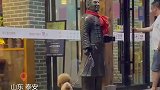 饭店不让宠物进，主人把狗狗拴到兵马俑手上