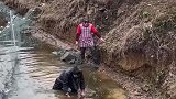 四川的围腰大军，一起观看打鱼
