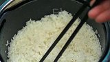 美食：到这个季节必吃的蚕豆焖饭，简单又美味