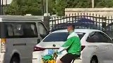网友拍到国安门将侯森骑小黄车去训练