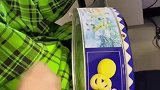 男子用饼干盒子做吉他，弹奏著名歌曲