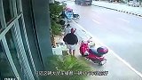 本来以为小汽车会被大货车活埋，突然不对劲了，下一秒厉害了