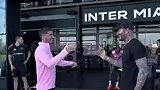 贝克汉姆观看迈阿密国际训练 与梅西、德保罗拥抱