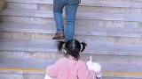 爸爸带娃，女儿还要自己拿玩具车