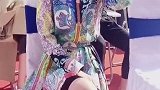 小姐姐太美了，我真想给她送把伞