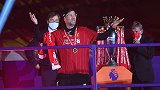 嗨起来了！渣叔戴上冠军奖牌 与台下热情互动