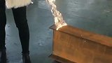 瓦手持激光除锈机，去除生锈钢，一扫光轻轻一扫表面焕然一新！
