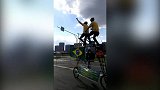 30年巴西球迷自制超级自行车 24年万里骑行追随巴西队