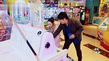 吉娜竟把游戏机当成钢琴来弹，郎朗一语道破：跟音乐没关系！