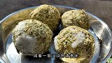 农村媳妇做槐花蒸菜，婆媳俩坐在暖阳下，蘸着蒜汁吃真过瘾