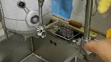 男子用检测笔，检测净水机有没有用