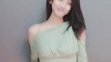 露肩装紧身裤，完美展示了美女身材