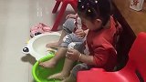双胞胎姐妹俩，一起洗脚都这么搞笑，你们是要互相品鉴一下吗