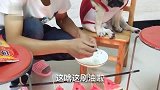 主人给狗狗做黑暗料理，烤西瓜，狗狗尝了一口后脸都扭曲了，搞笑