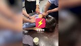 疼痛转移术女生身体不适让同事帮忙刮痧，一连串反应引网友爆笑