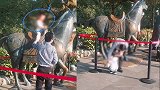 男子抱娃钻隔离带骑西湖铜雕 保安劝阻反遭骂“像狗一样的东西”