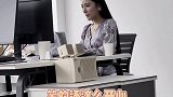 办公室女生的电脑屏幕不能轻易偷看，有毒……