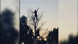 克罗地亚挺进决赛 球迷兴奋癫狂另类方式疯狂庆祝