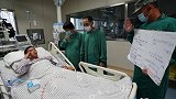 被洪水卷走的排长已经苏醒 病床上向战友敬军礼