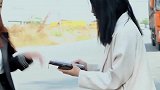 美女拾金不昧，小伙见义勇为