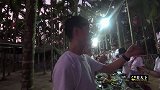笑喷！第一次跳少数民族的竹竿舞，差点没把伴舞绊倒