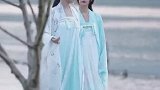西湖断桥边的两个汉服小姐姐，这也太美了吧！谁说汉服不时尚