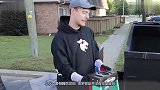 在国外捡垃圾真的能致富小伙挑战翻垃圾桶，最后收获有点夸张