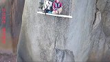 国外钓鱼小哥，百米悬崖搭建专属钓位