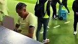 啥都要？拉菲尼亚赛后将缠手的绷带送给了球迷